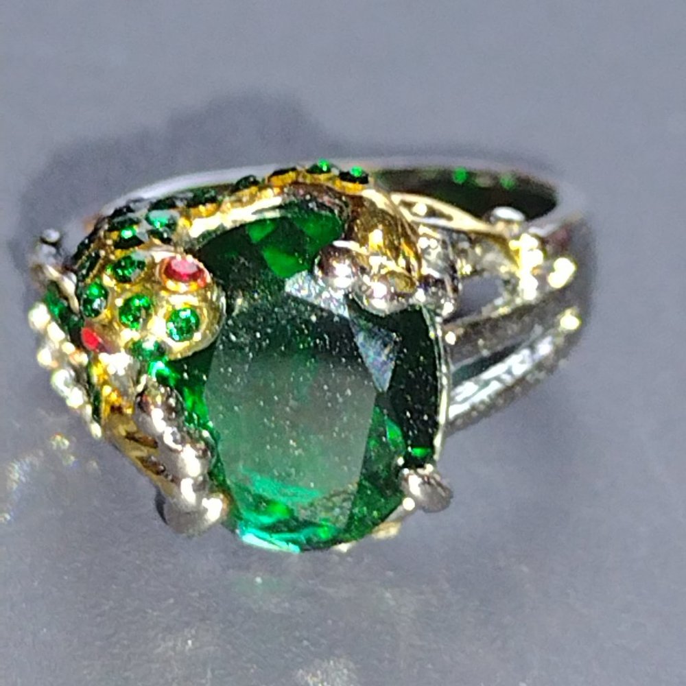 Silvery frog holding and  emerld rhinestone